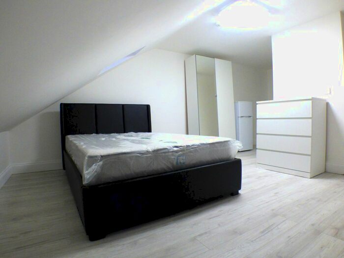 1 Bedroom Property To Rent In Old Bedford Road, Luton, Bedfordshire, LU2