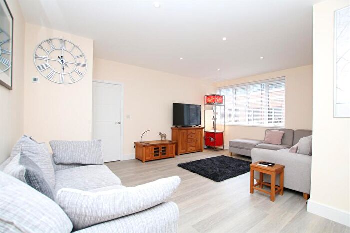 1 Bedroom Apartment To Rent In Holmes Park, North Street, Horsham, RH12