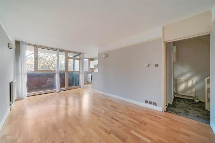 2 Bedroom Flat To Rent In Vauxhall Bridge Road, London, SW1V