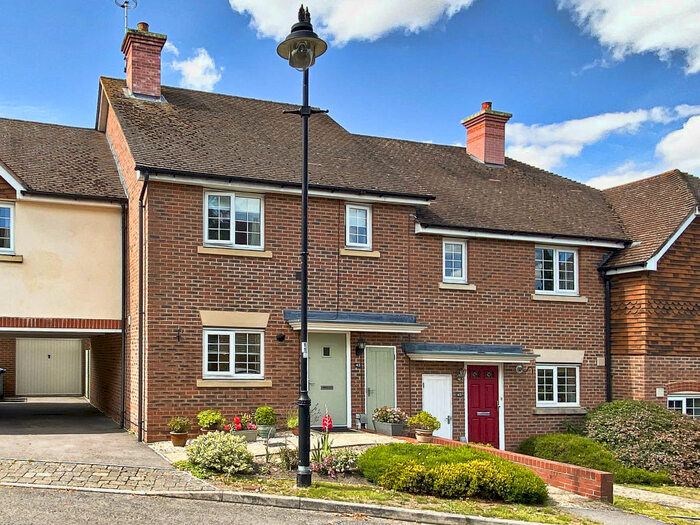 3 Bedroom Semi-Detached House To Rent In The West Hundreds. Fleet, GU51