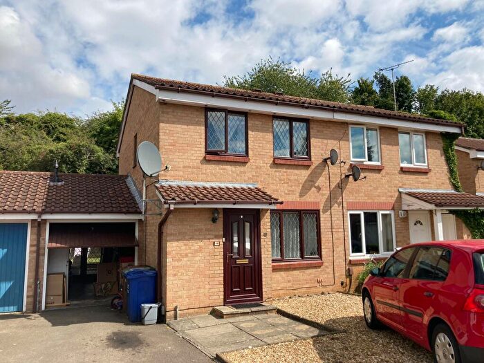 3 Bedroom Semi-Detached House To Rent In Roman Way, Bicester, OX26