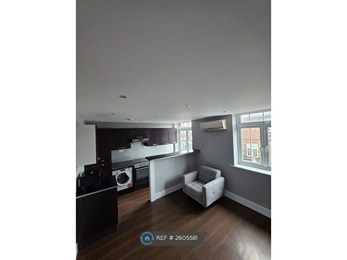 2 Bedroom Flat To Rent In Vivian Avenue, London, NW4