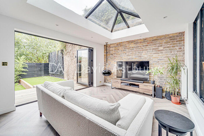 2 Bedroom Flat To Rent In Uplands Road, Crouch End, London, N8