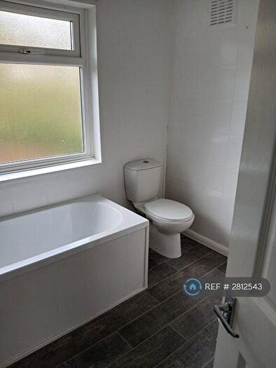 2 Bedroom Semi Detached House To Rent In Osterley Grove, Bradford, BD10