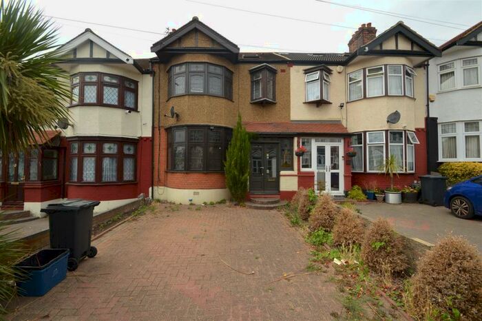 4 Bedroom House To Rent In Edwina Gardens, Ilford, IG4