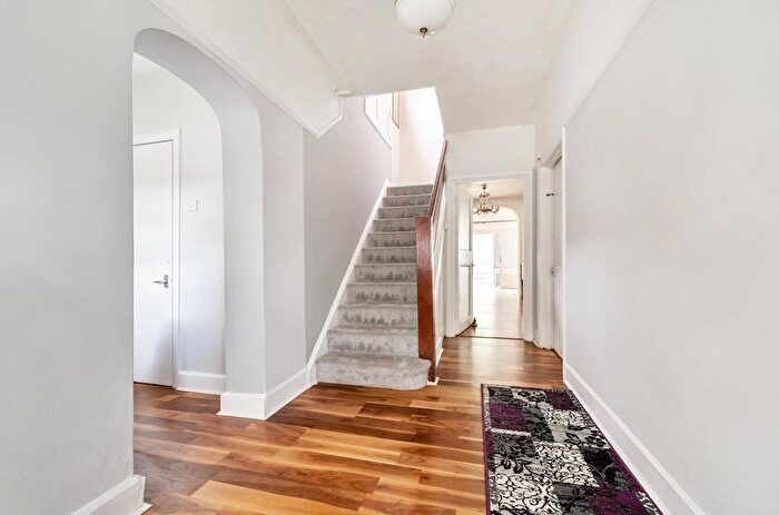 5 Bedroom Semi-detached House To Rent In Walmington Fold, Woodside Park, N12