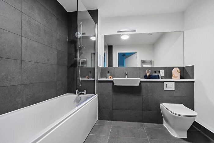 2 Bedroom Flat To Rent In New Road Triangle, Feltham, TW14