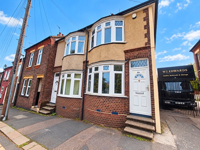 2 Bedroom End Of Terrace House For Sale In Strathmore Avenue, Luton, Bedfordshire, LU1