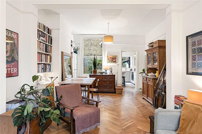 3 Bedroom Flat For Sale In Durrington Road, London, E5