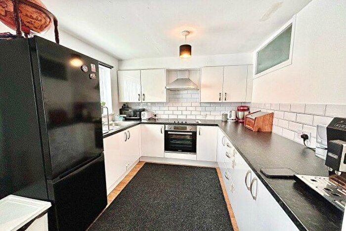 2 Bedroom Flat To Rent In Trotwood, Chigwell, IG7
