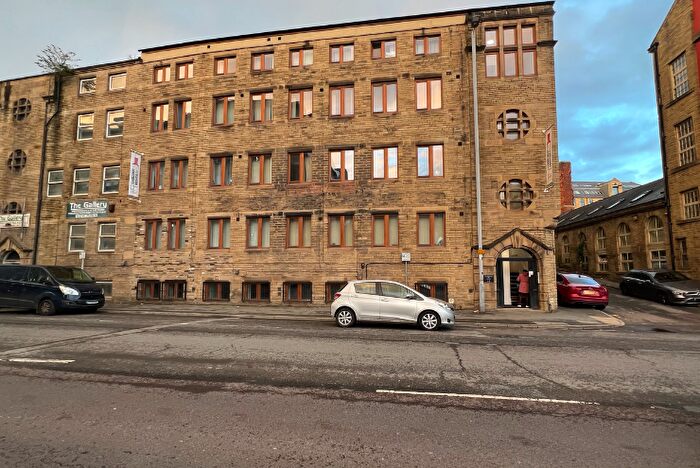 2 Bedroom Apartment For Sale In Thornton Road, Bradford, West Yorkshire, BD1