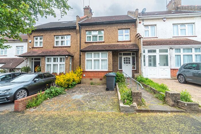 3 Bedroom Semi-Detached House To Rent In Horsham Avenue, N12