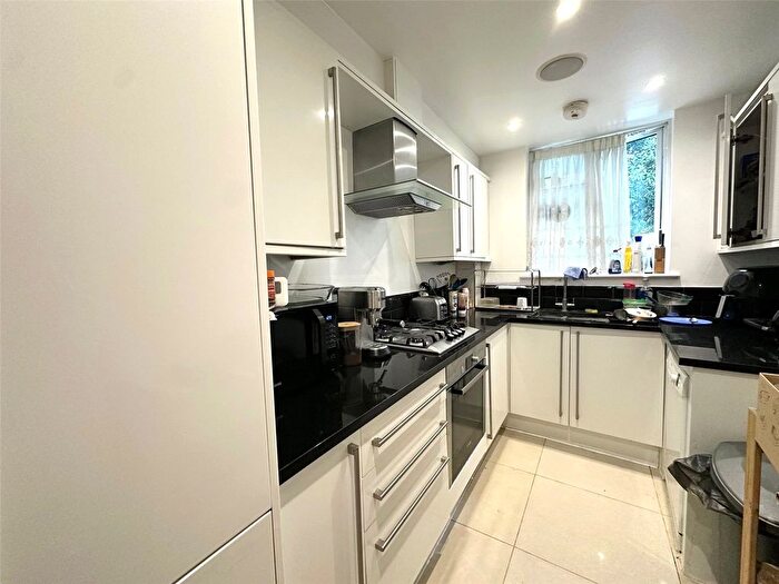 3 Bedroom Flat To Rent In Upper Richmond Road, Putney, SW15