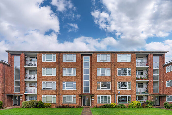 2 Bedroom Flat For Sale In High Road, London, N20