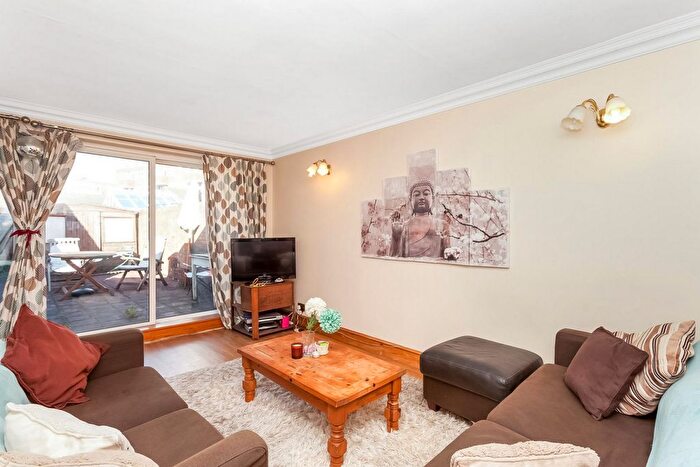 4 Bedroom Flat To Rent In Brayford Square, Stephney, E1