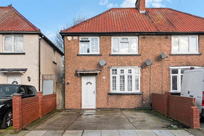 4 Bedroom Semi Detached House For Sale In Lancaster Walk, Hayes, UB3