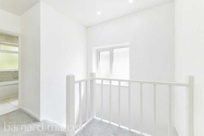 3 Bedroom Detached House For Sale In Oakwood Close, Redhill, RH1