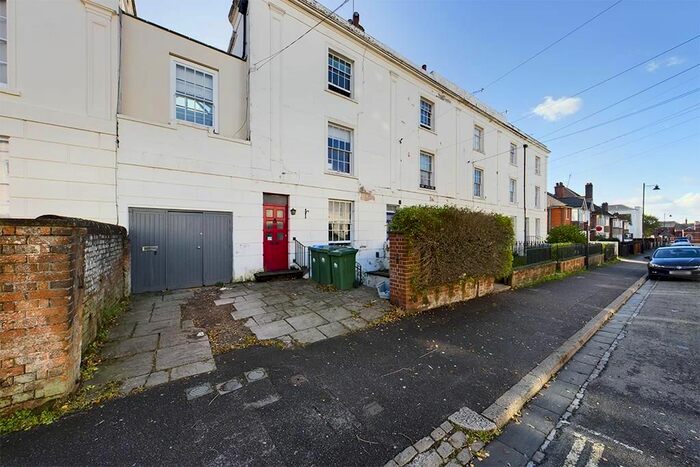 5 Bedroom Town House To Rent In Henstead Road, Southampton, SO15