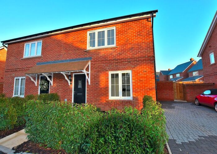 2 Bedroom Semi-Detached House To Rent In Hockley Avenue, Braintree, CM7