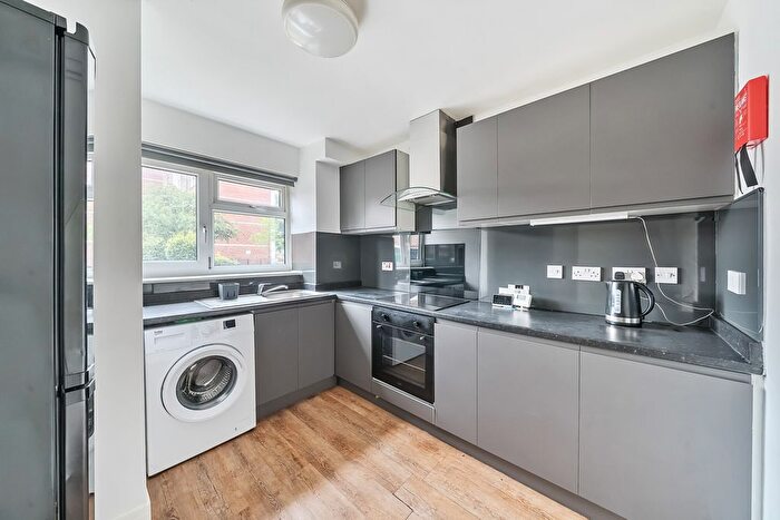 3 Bedroom Maisonette For Sale In St. Saviours Estate, London, SE1