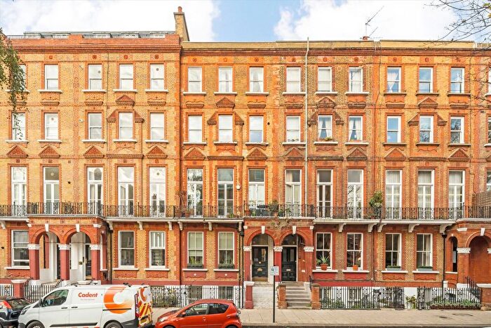 3 Bedroom Flat To Rent In Nevern Square, Earls Court, SW5