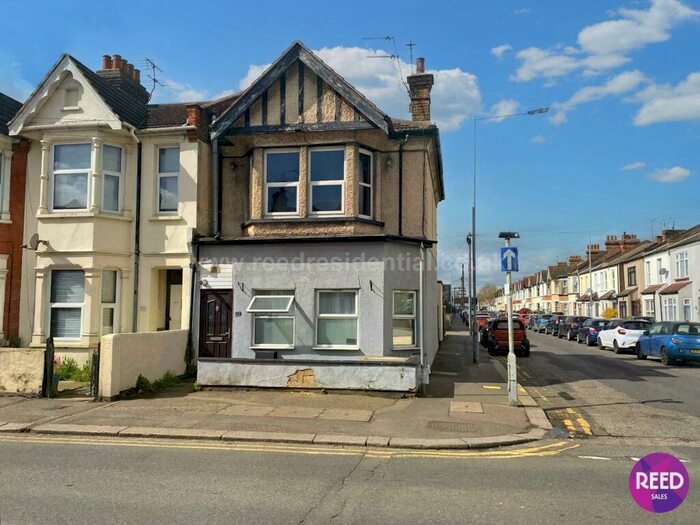 2 Bedroom Flat To Rent In Bournemouth Park Road, Southend On Sea, Essex, SS2