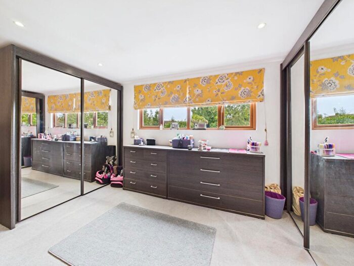 4 Bedroom Semi-Detached Bungalow For Sale In Vincent Close, Corringham, SS17