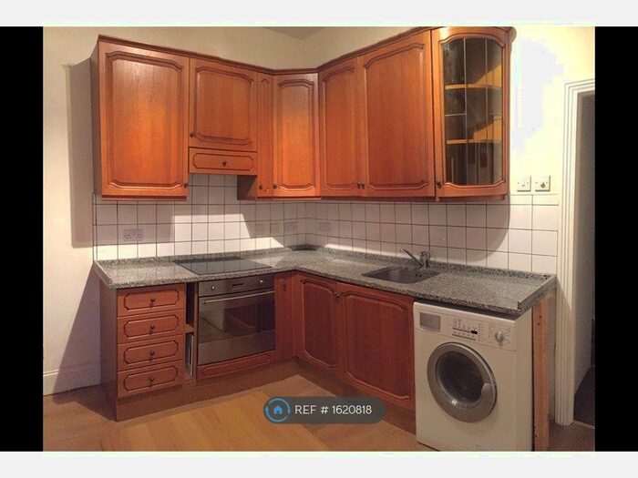 3 Bedroom Terraced House To Rent In London, London, N11
