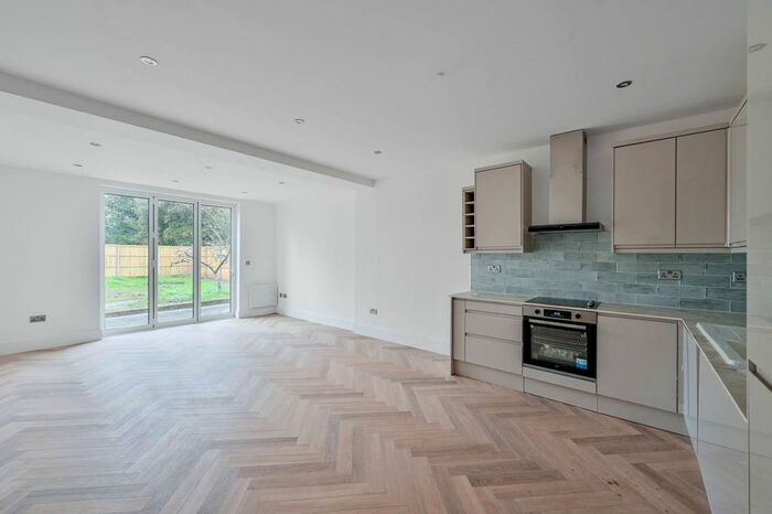 3 Bedroom Flat To Rent In Crown Lane, Streatham Common, London, SW16