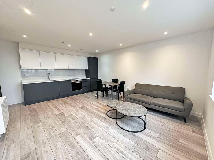 2 Bedroom Flat To Rent In Bath Road, Slough, Berkshire, SL1