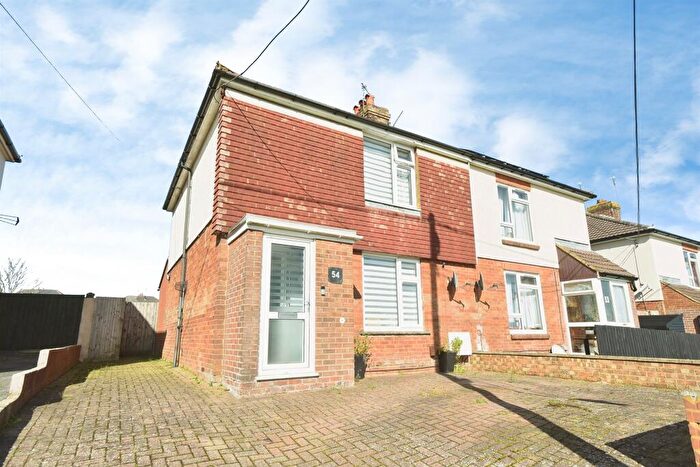 3 Bedroom Semi-Detached House For Sale In Larkhill Road, Durrington, Salisbury, SP4