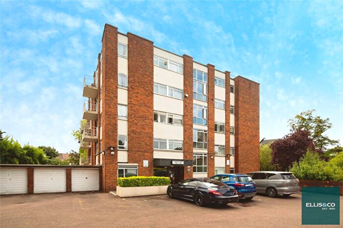 3 Bedroom Penthouse For Sale In James Close, Golders Green, NW11