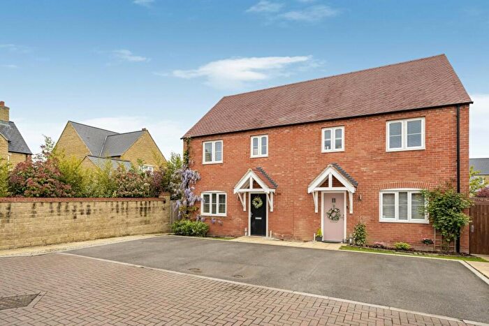 3 Bedroom Semi-Detached House For Sale In Bluebell Road, Ambrosden, OX25