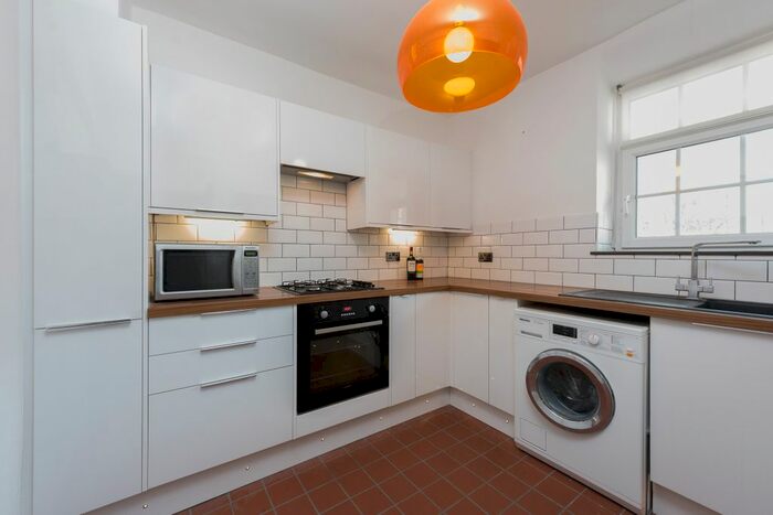 2 Bedroom Flat To Rent In Dog Kennel Hill Estate, London, SE22