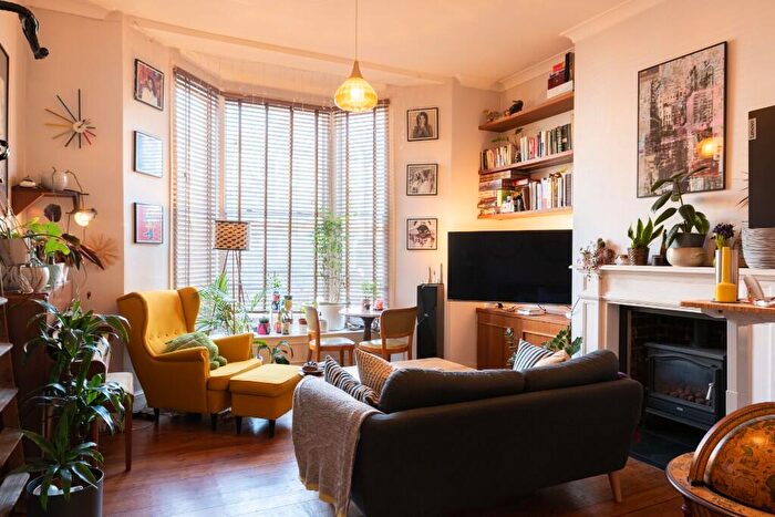 1 Bedroom Flat To Rent In Amhurst Road, London, E8