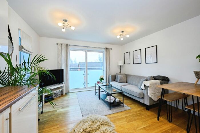 1 Bedroom Flat For Sale In Canalside, Redhill, Surrey, RH1