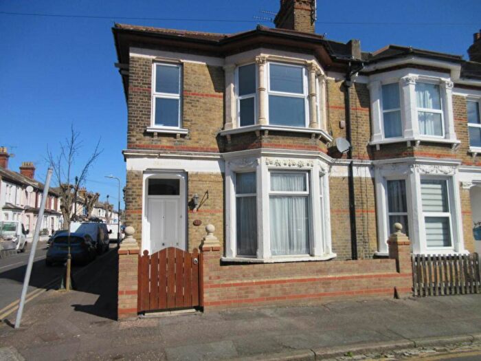 2 Bedroom Flat To Rent In Hamlet Road, Southend On Sea, SS1