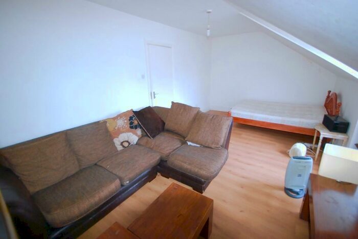 Studio To Rent In Caledonian Road, London, N7