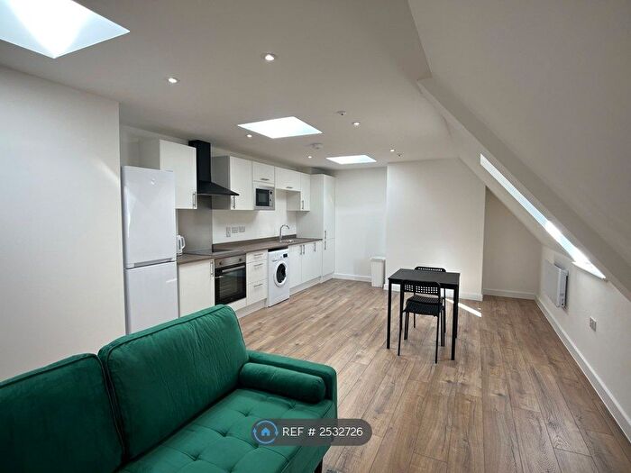 1 Bedroom Flat To Rent In Oriel House, Northampton, NN1