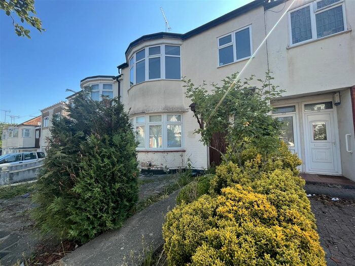 2 Bedroom Flat To Rent In Kingswood Chase, Leigh-On-Sea, SS9