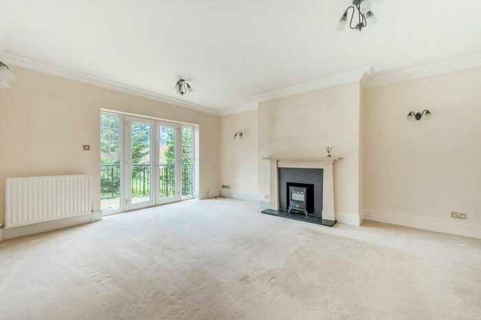2 Bedroom Flat To Rent In The Chantries, Stanmore, HA7