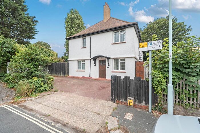 4 Bedroom Detached House For Sale In Abbotts Close, Worthing, BN11