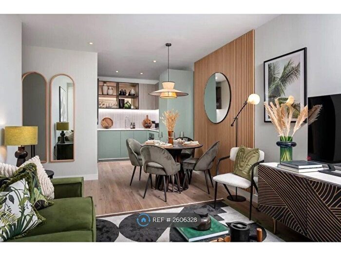 3 Bedroom Flat To Rent In Quadrant House, London, UB1