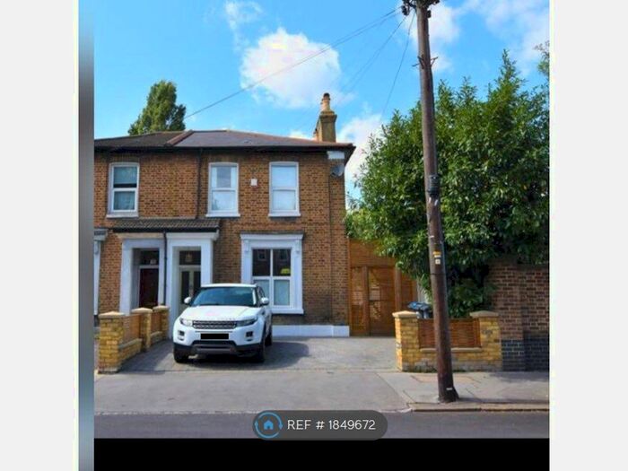 3 Bedroom Semi-Detached House To Rent In Dagnall Park, London, SE25