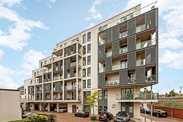 2 Bedroom Flat To Rent In Dairy Close, London, SW6