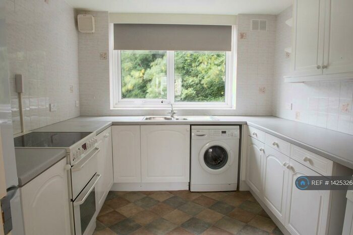 2 Bedroom Flat To Rent In Bourne Way, Bromley, BR2