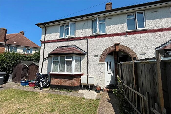 2 Bedroom Flat For Sale In Shaftesbury Avenue, Feltham, Middlesex, TW14