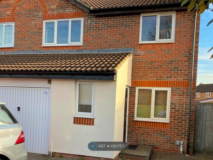 4 Bedroom Semi-Detached House To Rent In Manton Road, Enfield EN3