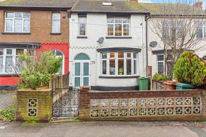 4 Bedroom Terraced House For Sale In Woodlands Road, Gillingham, Kent, ME7