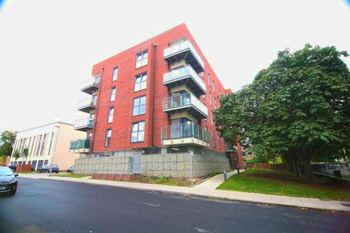 3 Bedroom Flat To Rent In Dean Path, Barking & Dagenham, RM8